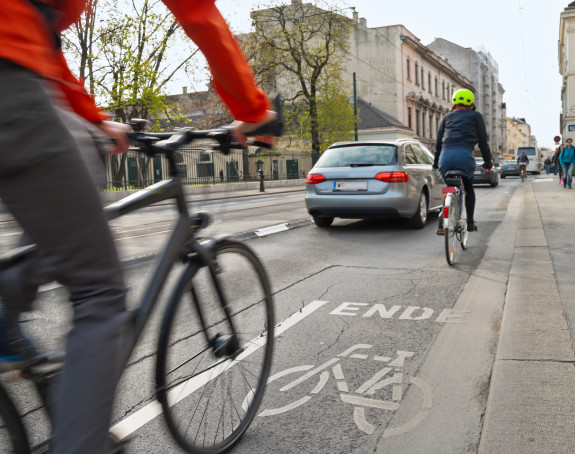 Fahrradweg endet mitten auf der Straße Fahrradweg endet mitten auf der Straße